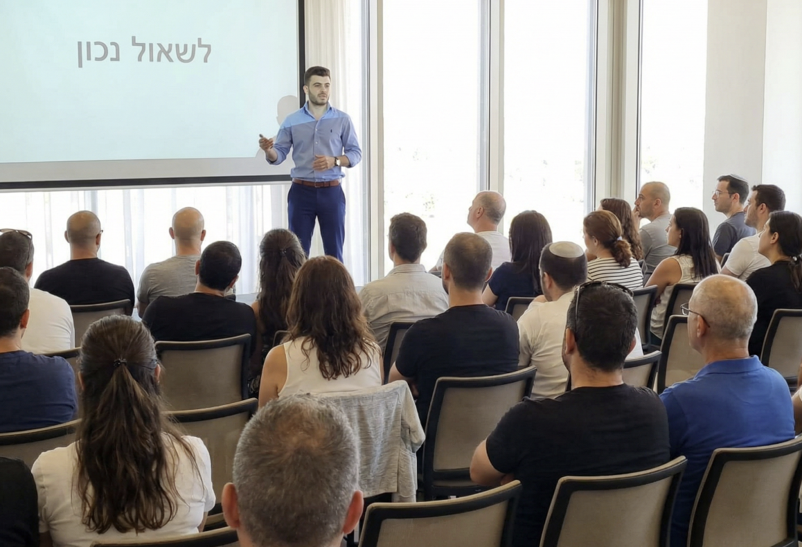 יחיאל אדם - יועץ ומדריך AI לארגונים